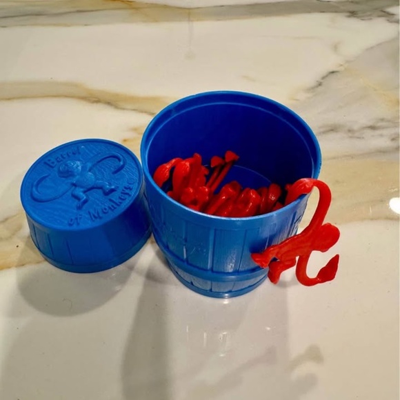 GAMES-Vintage Collectable 1989 Blue Barrel of Monkeys w/ 15 Monkeys - Picture 3 of 5